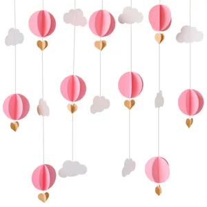Gros plan détail de guirlande suspendue en papier rose ballon 3D et nuage pour fête déco.