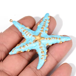 Detailansicht des blauen Öltropfen-Seestern-Anhängers aus Edelstahl für DIY-Schmuck.