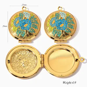 Detailansicht des Edelstahl Emaille Blumen Medallion Anhängers mit genauen Maßen.