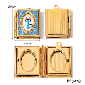 Goldenes Metall Buch Medaillon Anhänger mit süßem Katzen Emaille Design Detailansicht