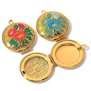 Detailansicht des runden goldenen Edelstahl Medaillons mit bunten Emaille Blumenmuster.
