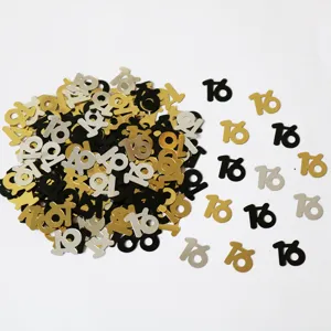 Vista ravvicinata di piccoli coriandoli numero 16 neri, dorati e argentati per feste.