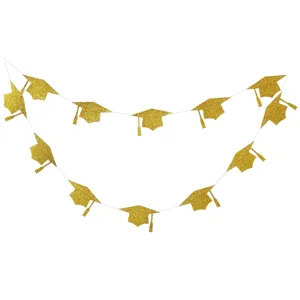 Detail de guirlande de chapeau de remise des diplomes paillete dore pour une fete.