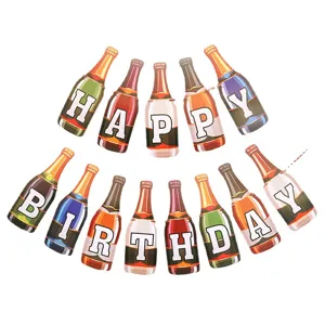 Guirlande suspendue de fête d'anniversaire en forme de bouteille de bière pour Oktoberfest.