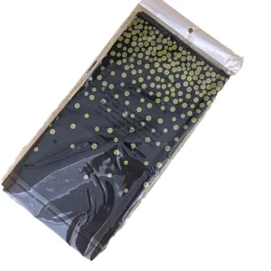 Wegwerp plastic tafelkleed met zwarte achtergrond en elegant gouden stipjes ontwerp.
