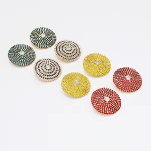 Gedetailleerd uitzicht van ronde strass oorbellen in vintage stijl met sprankelende kristallen.