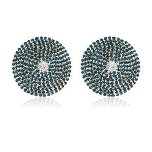 Gedetailleerde opname van vintage ronde strass oorbellen met blauwe kristallen en centrale kristal.