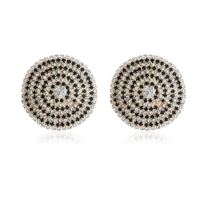 Gedetailleerde close-up van ronde vintage strass oorbellen met sprankelende kristallen.