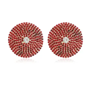 Gedetailleerd uitzicht van prachtige rode strass oorknopjes met een sprankelend kristal.
