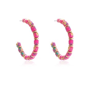 Roze polymeer klei oorbellen met kleurrijke bloemkralen en chique gouden spacers voor dames.