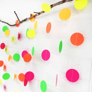 Fluorescerende ronde papier slingers hangende decoraties voor feest en vakantie achtergronden