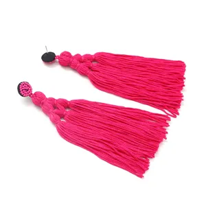 Gedetailleerd overzicht van bohemien roze lange kwastoorhangers met kralen en handgemaakte franjes.
