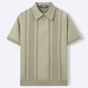 Vue détaillée du polo en tricot côtelé pour hommes vert sauge avec demi-fermeture éclair