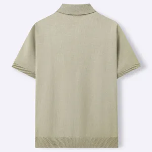 Vue arrière d'un polo en maille pour homme en olive clair avec des bords côtelés.