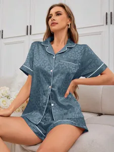 Pigiama in raso blu con stampa leopardata a maniche corte e pantaloncini su modella