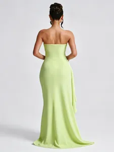 Vista trasera de un elegante vestido largo palabra de honor verde lima con silueta favorecedora