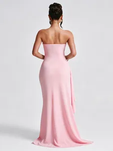 Vista trasera de un sexy vestido de noche rosa sin tirantes con detalle drapeado lateral