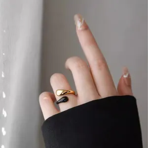 Anello aperto minimalista in acciaio al titanio placcato oro 18K con goccia in smalto nero