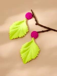 Neon groene blad orenringen met roze cirkel, stijlvolle geometrische mode sieraden.