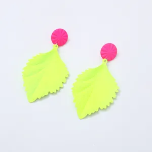 Neon groene retro blad oorstekers, unieke handgeschilderde geometrische oorbellen.