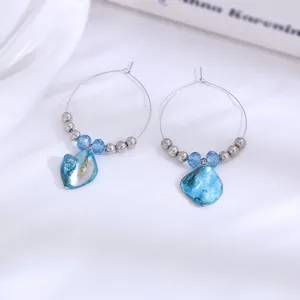 Retro blauwe schelp steen oorbellen strand vakantie stijl trendy sieraden detail view