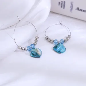 Vintage strand blauwe schelp oorbellen voor vrouwen, chique vakantie sieraden detail.