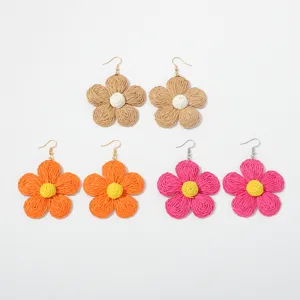 Bohemien handgemaakte rafia bloem oorbellen voor vrouwen, zomer vakantie strand hangende sieraden.