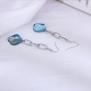 Elegante natuurlijke blauwe schelp oorbellen met zilveren kettingkwastje, perfect mode-accessoire.