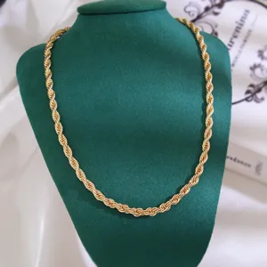 Detailweergave van een klassieke goudkleurige getwiste touwketting halsketting op display.