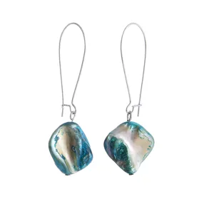 Gedetailleerde close-up van elegante blauwe natuurlijke schelp oorbellen met dunne haken.