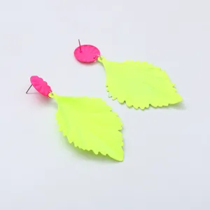 Gedetailleerde close-up van neon groene bladoorringen met roze ronde knop zeer prachtig.