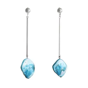 Lange natuurlijke schelp oorbellen met minimalistisch zilverkleurig metalen staafje design