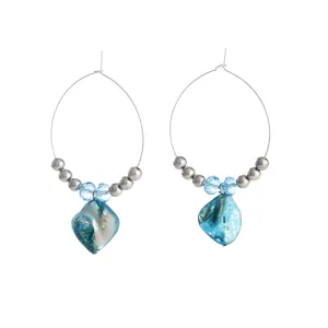 Cirkel oorbellen in strandstijl met blauwe schelp hanger en kristal kralen in detail