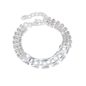 Zilverkleurige armband detailweergave met meerrijige strass-steentjes en metaalschakels.