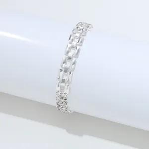 Gedetailleerde close-up van een verzilverde schakelarmband met sprankelende kristallen.