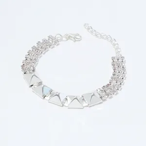 Zilverkleurige strass geometrische piramide armband mode dames pols sieraden accessoire.