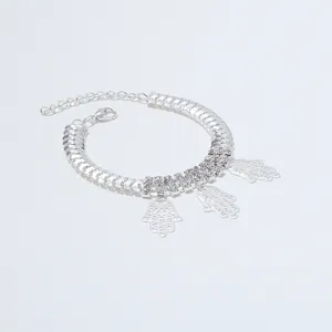 Gedetailleerd overzicht van de mooie zilveren strass Hamsa hand armband met opengewerkte bedels.