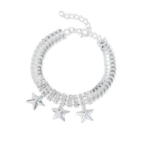 Zilverkleurige meerrijige kettingarmband met sprankelende strass-steentjes en sterhangers.