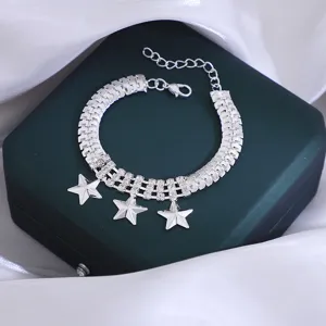 Gedetailleerd overzicht van een zilveren sterarmband met sprankelende strass en fijn ketting.