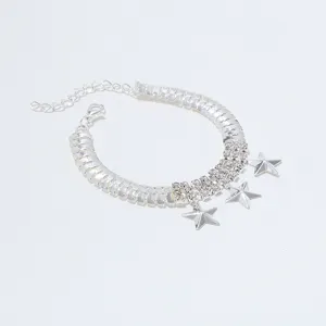 Gedetailleerde close-up van de zilveren horlogeband-stijl armband met strass stenen en sterren.