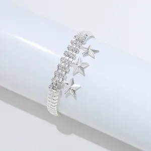 Zilverkleurige meerrijige strass tennisarmband met hangende sterren, elegant polssieraad.