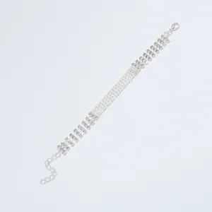 Gedetailleerd overzicht van een zilverkleurige strass-armband met verstelbare ketting.