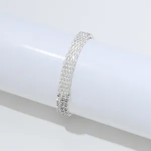 Zilveren mesh armband detail opname, minimalistisch mode sieraden ontwerp voor dames dagelijks.