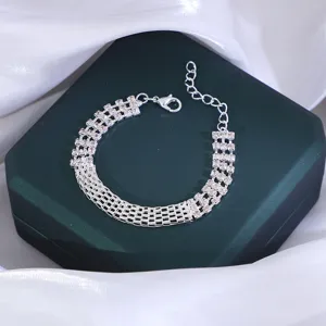 Detailopname van een prachtig en elegant meerrandig strass-mesh armband met handige verlengketting.