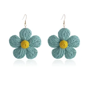 Handgemaakte blauwe rafia geweven oren detail, boheemse stijl zomervakantie sieraden.