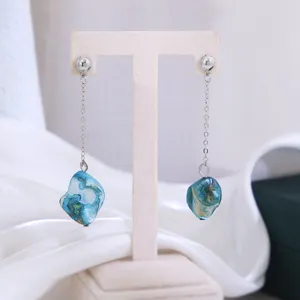 Blauwe natuurstenen schelp ketting oorbellen, lange minimalistische mode stijl voor vakantie.