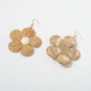 Boheemse raffia bloem oorbellen handgemaakte stro geweven en metalen bloem design voor vakantie.