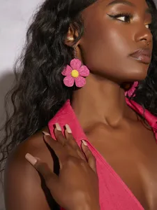 Raffia handgemaakte geweven bloem oorbellen detailfoto, roze boho stijl vakantie sieraden.