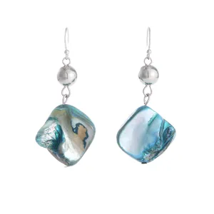 Gedetailleerde close-up van de unieke blauwe schelp oorbellen met elegante zilveren kralen.