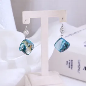 Elegante blauwe schelp oorbellen met metalen kralen en haak voor trendy damesmode.
